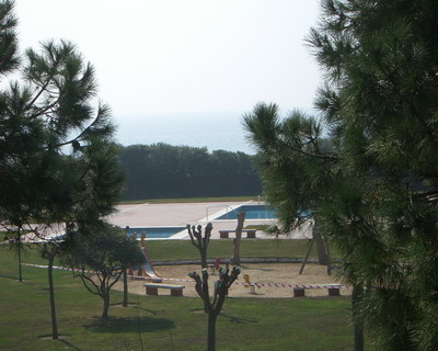 Imatge de la zona de les piscines dels apartaments TORREON de Gavà Mar